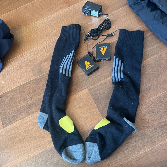 NEW Unisex ActionHeat 3.7V FAR infrared Heated Socks S/M - Picture 2 of 2